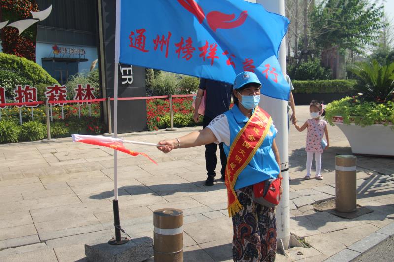 <strong>大鸡巴襙进小逼逼里</strong>